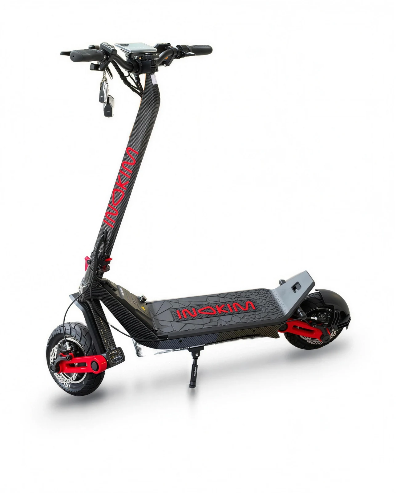 קורקינט INOKIM OX בגימור Carbon אדום במבט קדמי אלכסוני: הצג באזור הכידון, ציפוי האחיזה עם הלוגו והזרועות האדומות של הגלגלים.