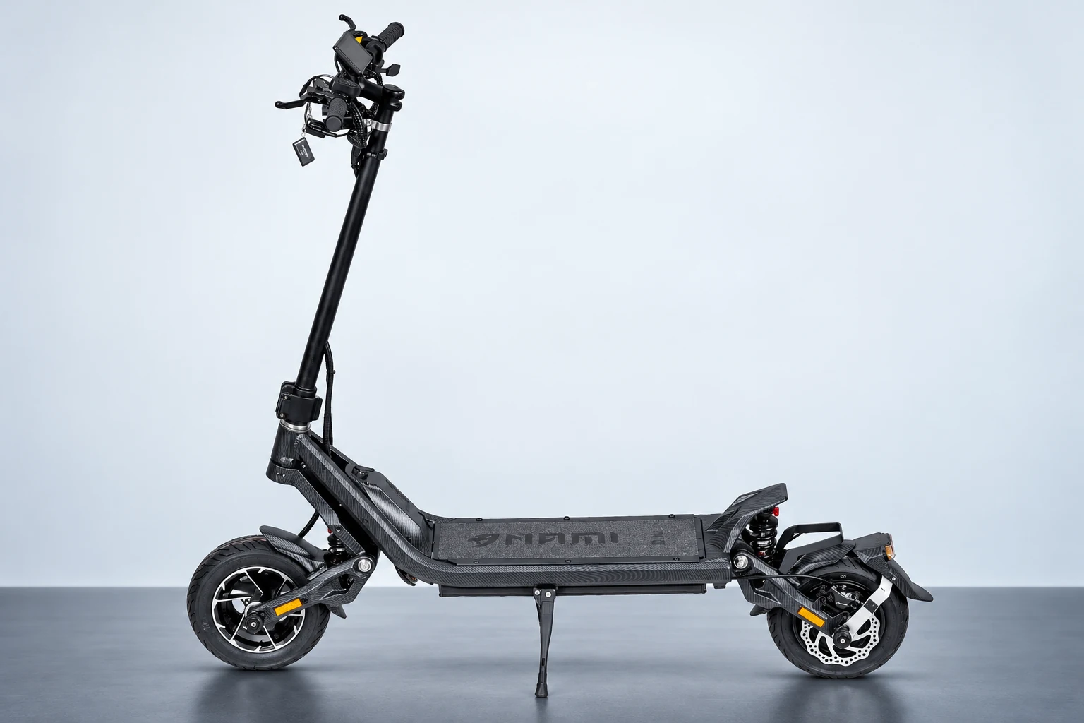 איור NAMI Klima 48V Black Carbon עם נקודות הסבר על הצג, הקיפול, הבלם, המתלה, שקע הטעינה והצמיג